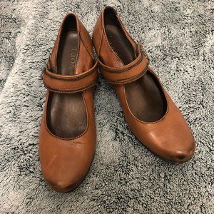 Brown Taos Clog - size 8